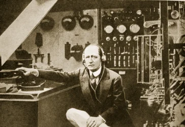 Guglielmo Marconi en la cabina inalámbrica de su yate, Elettra